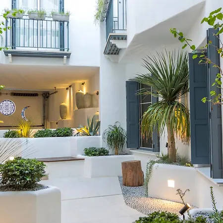 Casona 6 Lunas, Marbella Old Town Apartment, Private Parking *