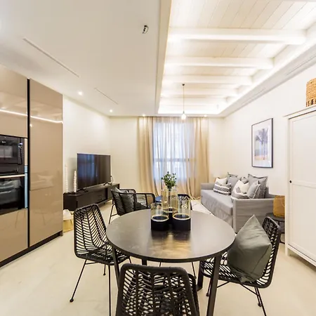 Casona 6 Lunas, Marbella Old Town Apartment, Private Parking *